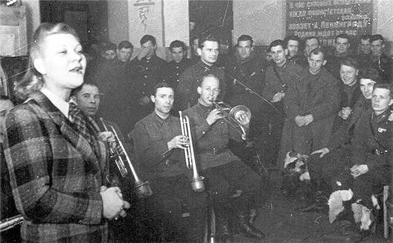 Клавдия Шулженко пее пред войниците. Ленинградския фронт, 1941 г.