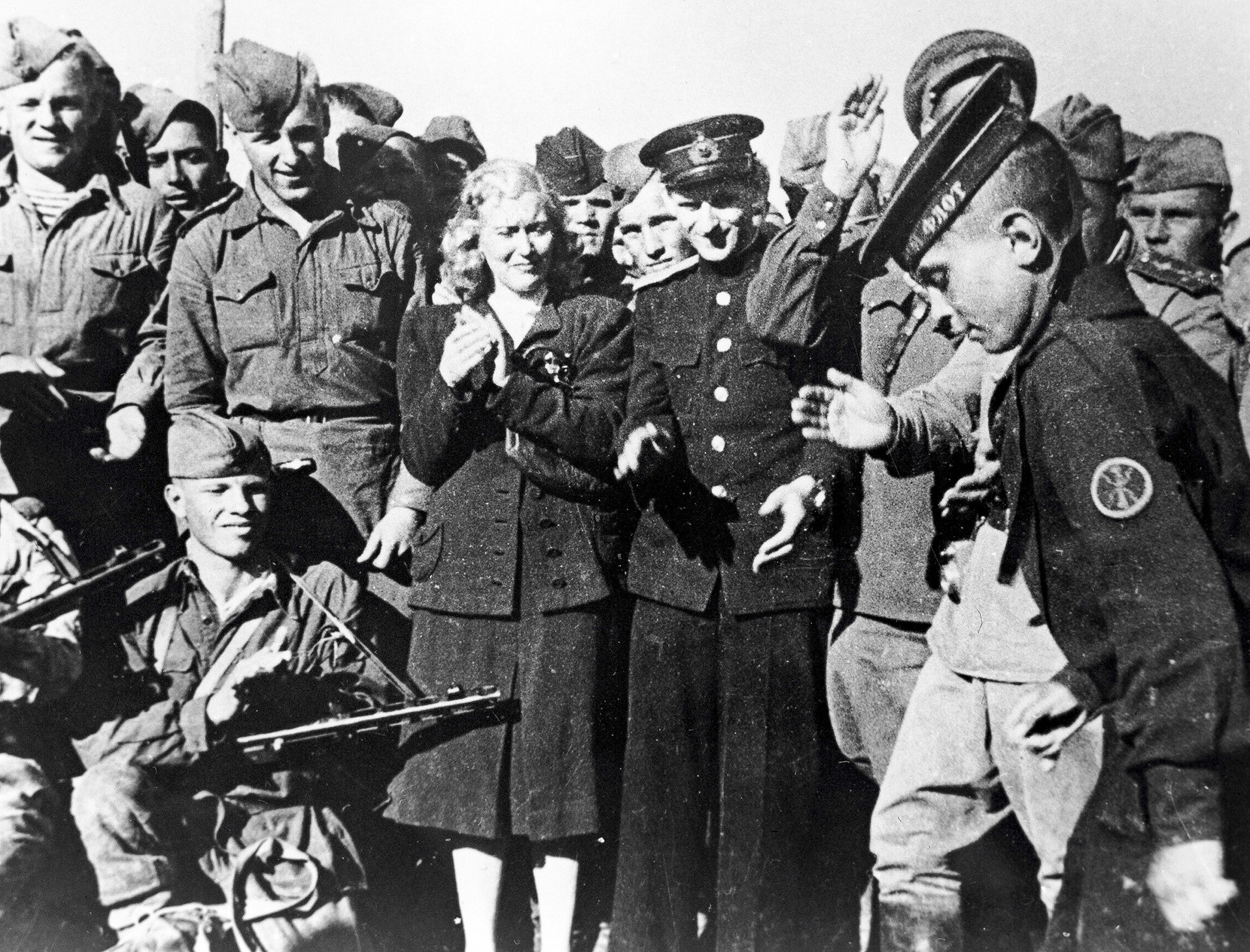 Народната артистка на СССР Любов Орлова (в центъра) на гости на морските пехотинци, 1944 г.