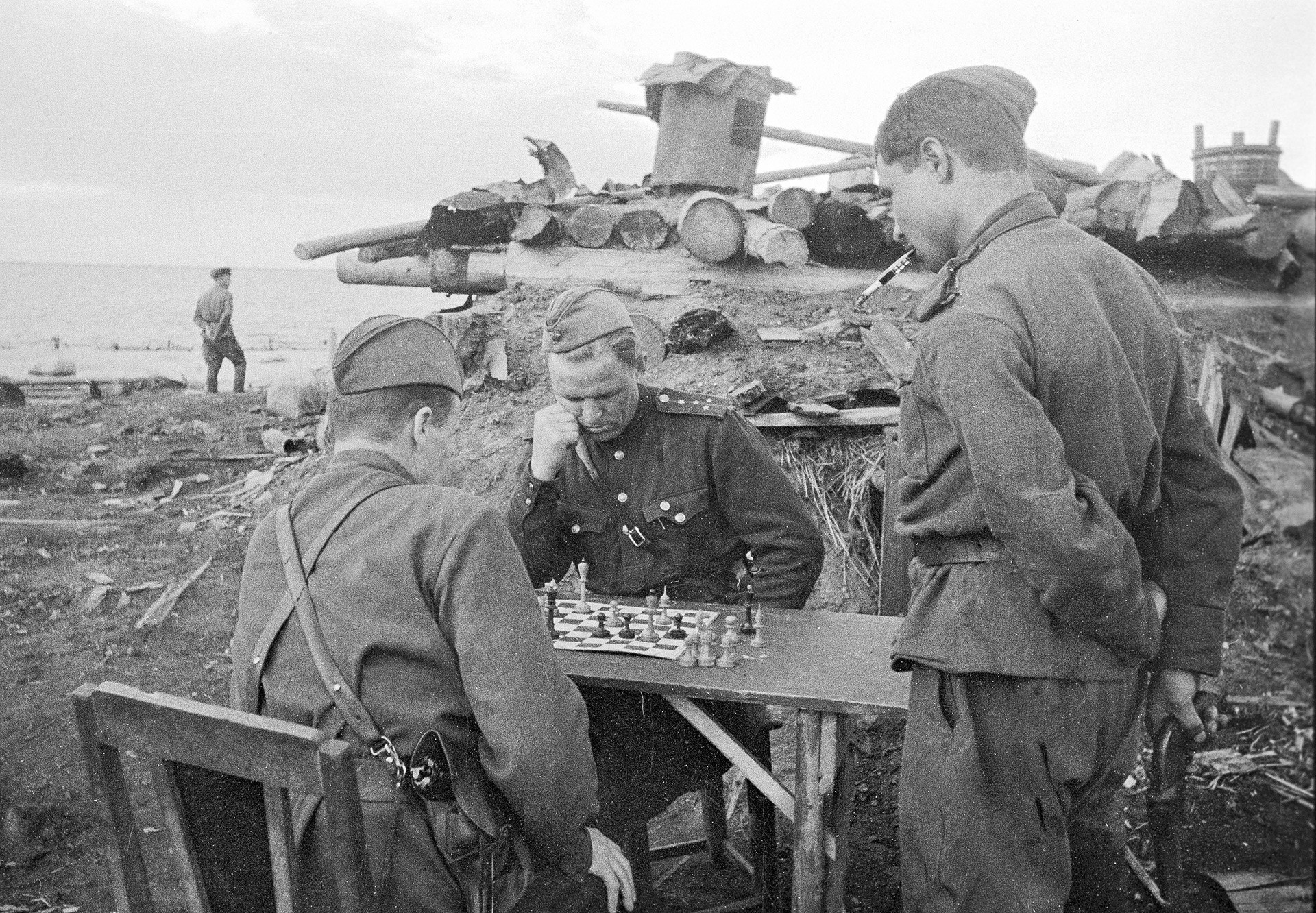 Съветски офицери играят шах на брега на езерото Илмен, 1943 г.