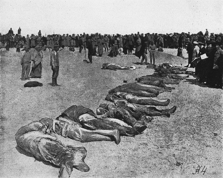 Cadavres de victimes de la terreur rouge à Eupatoria durant l'hiver 1918, lâchés dans la mer Noire par les bolcheviks mais ramenés sur le littoral par les courants au cours de l'été suivant. 