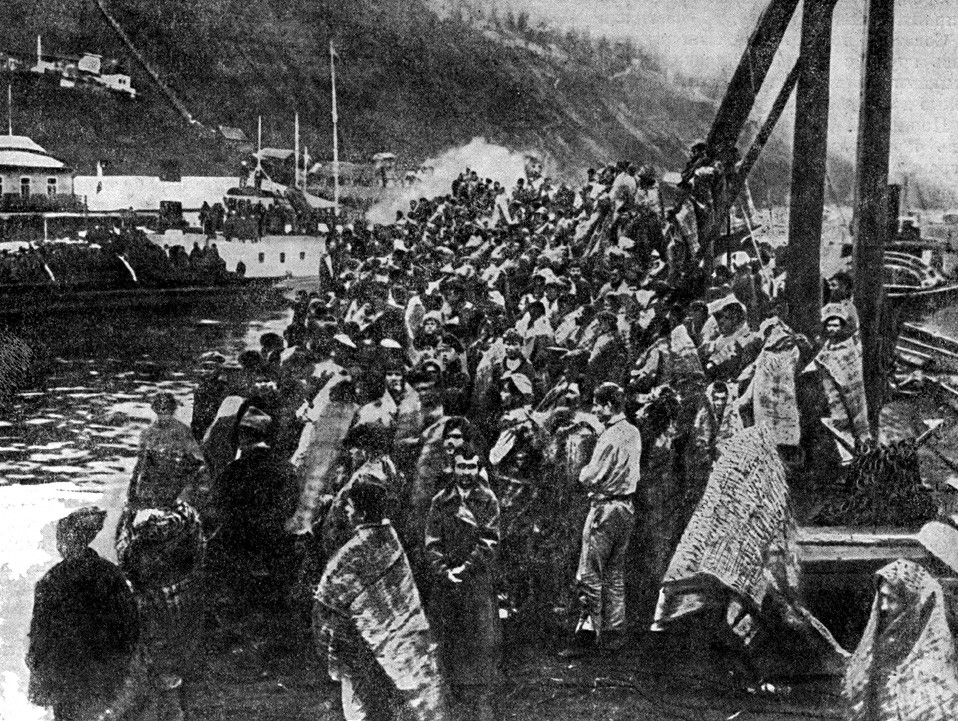 Жртве Белог терора. Теретни чамац са совјетским грађанима које су морнари Волшке војне флотиле ослободили из белогардејског ропства. Октобар 1918.