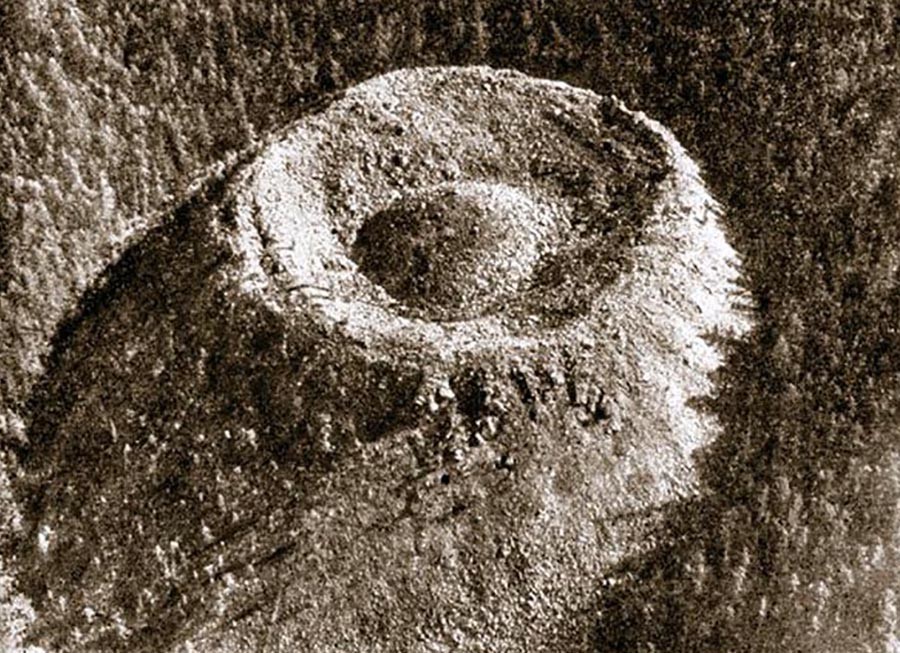 La primera fotografía de cráter Pátomski, tomada en 1971.