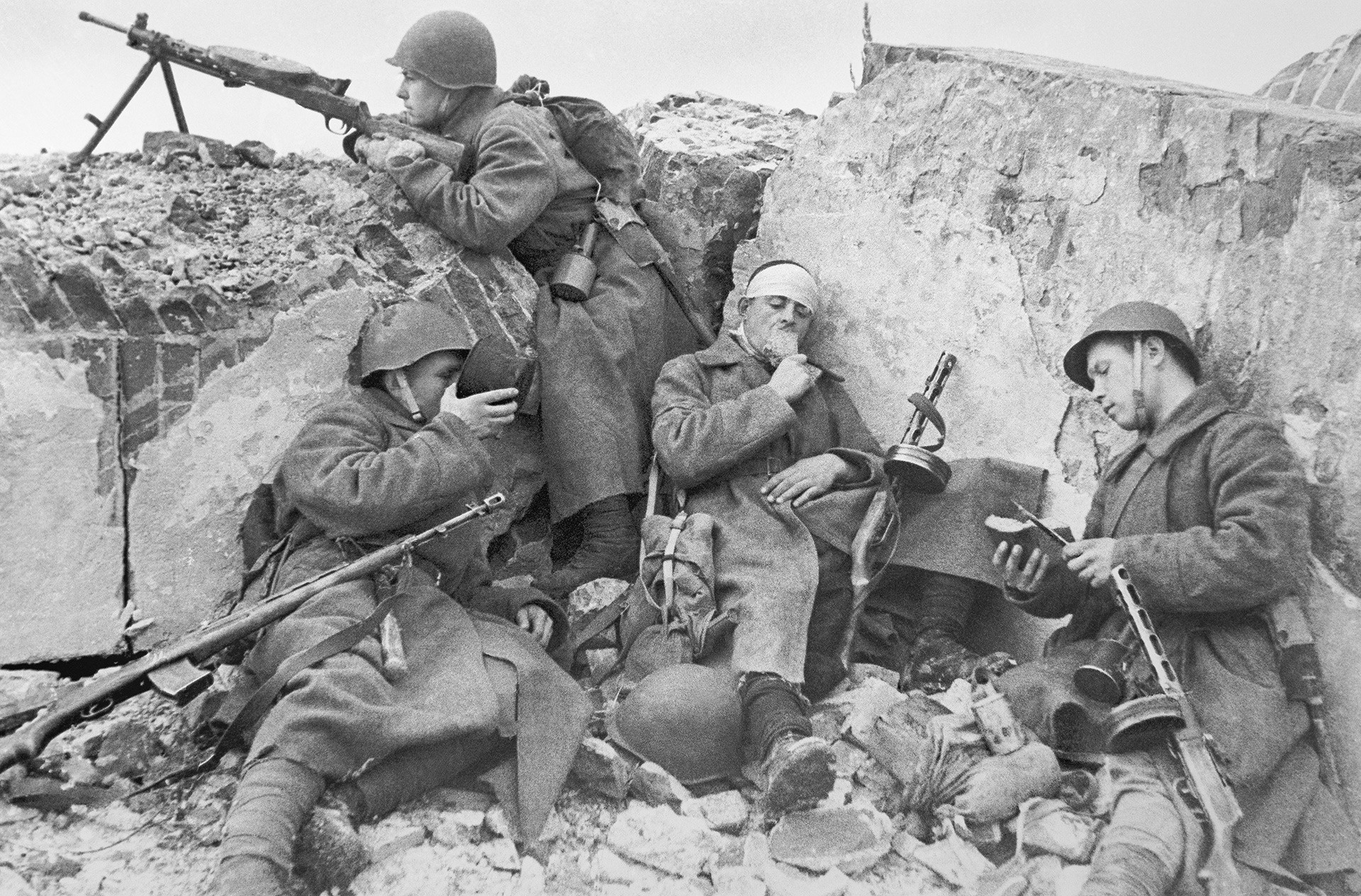 Crvenoarmejci na zapadnom frontu u rijetkim trenucima odmora

