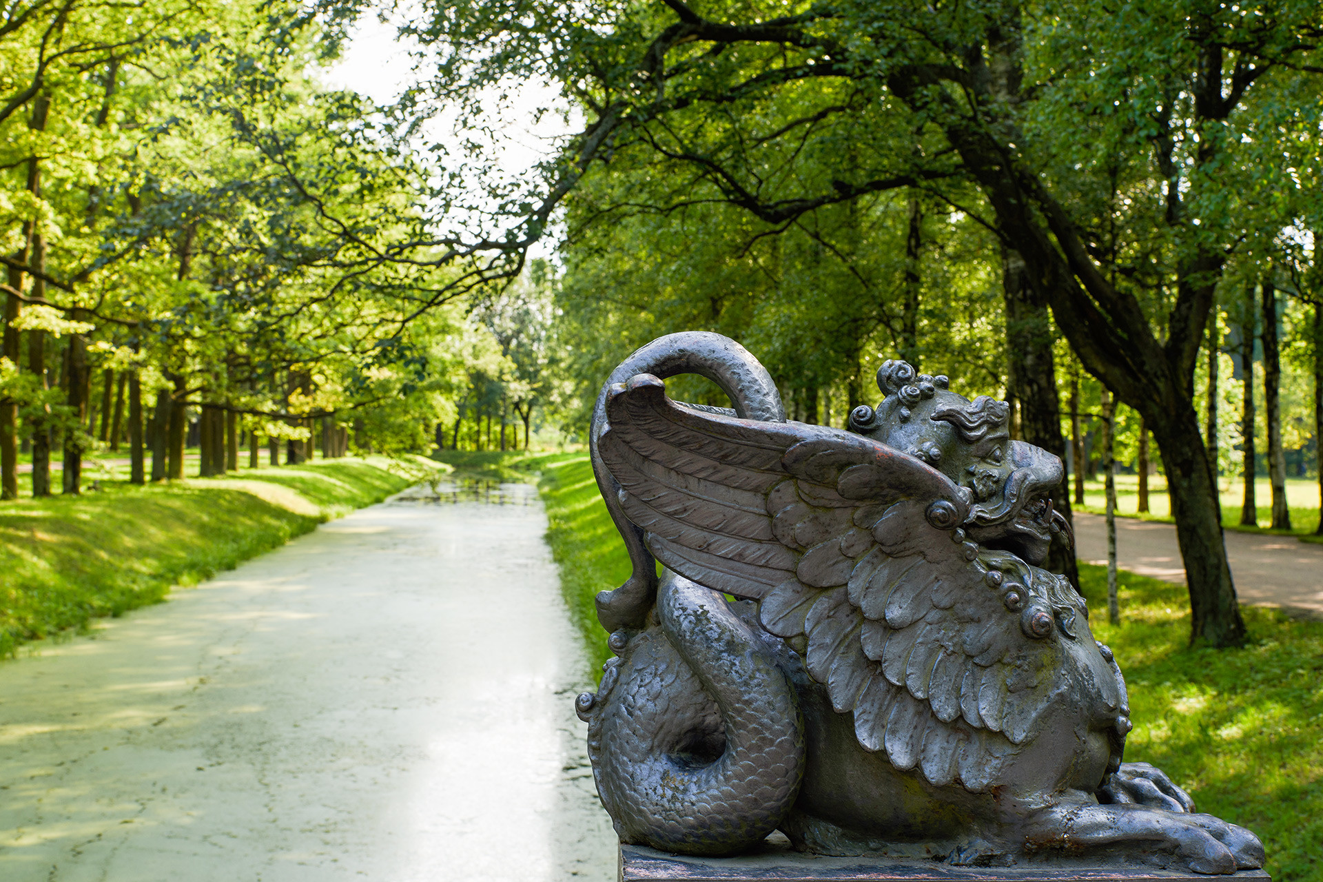 ドラゴン橋の彫刻。プーシキン市の野外博物館ツァールスコエ・セローにあるアレクサンドロフスキー公園。
