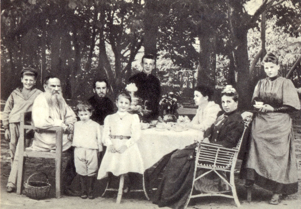 1892. Lev Tolstói con su familia merendando en un parque.