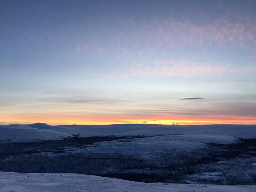 Pemandangan dari puncak gunung pada siang hari. Matahari tidak akan terbit sampai beberapa minggu ke depan.