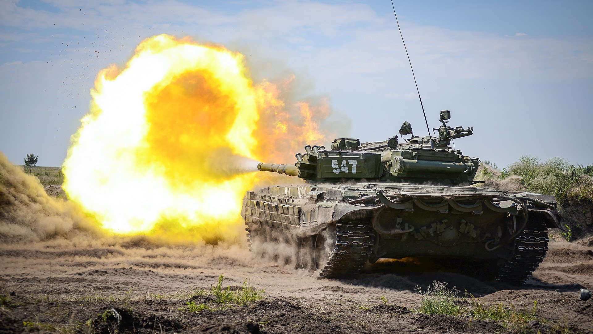 Танк Т-72Б от състава на 20-та гвардейска общовойскова армия на Западния военен окръг по време на учения на полигона 