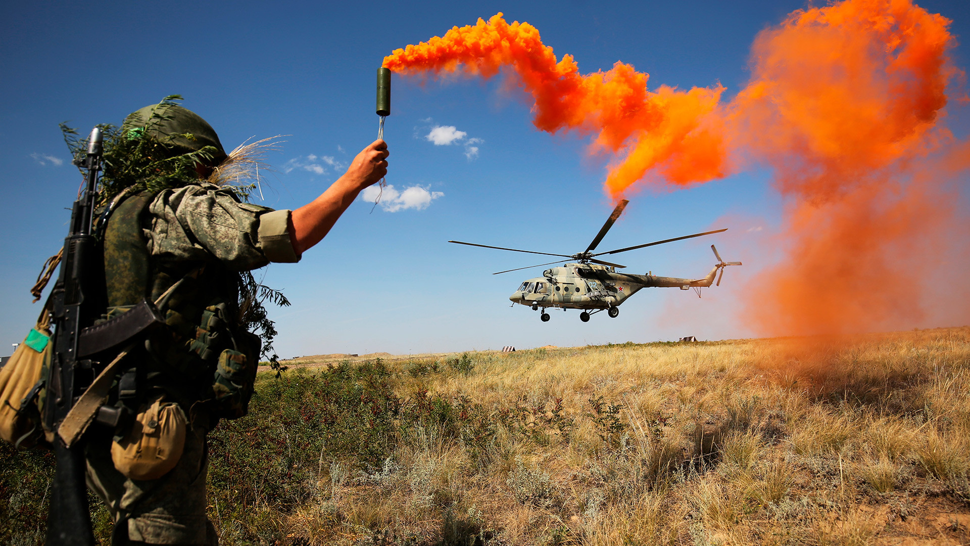 南部軍管区での戦術演習に参加している軍人。ヴォルゴグラード州、「プルドボイ」試射場。後ろには戦闘機「Mi-8」。