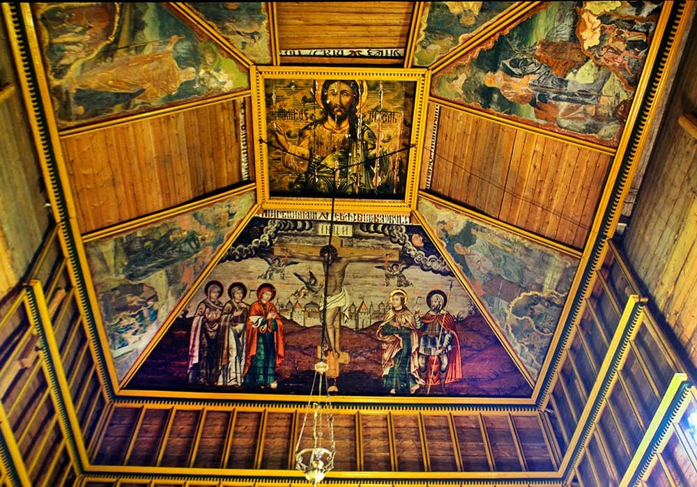 Chiesa del profeta Elia, interno. Dipinti a soffitto di Cristo e della crocifissione. 23 luglio 1999

