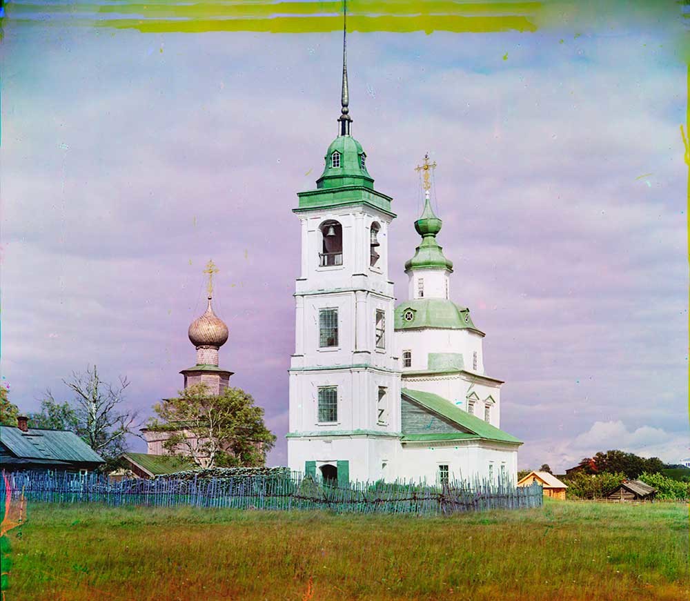 Beloziorsk. Iglesia de la Intercesión y campanario, vista suroeste. A la izquierda: iglesia del Profeta Elías. Verano de 1909.