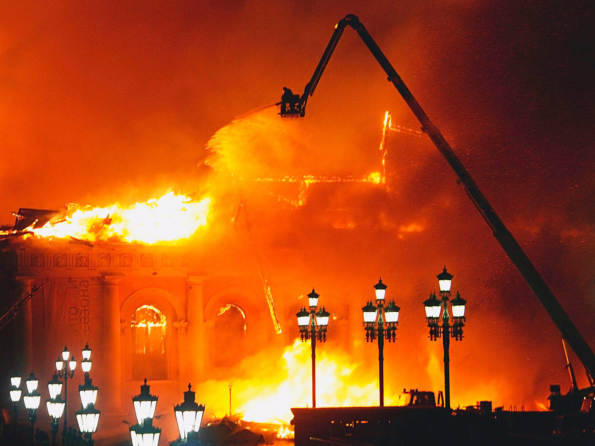 Incêndio no edifício Maniêj, em pleno centro de Moscou, em 15 de março de 2004.