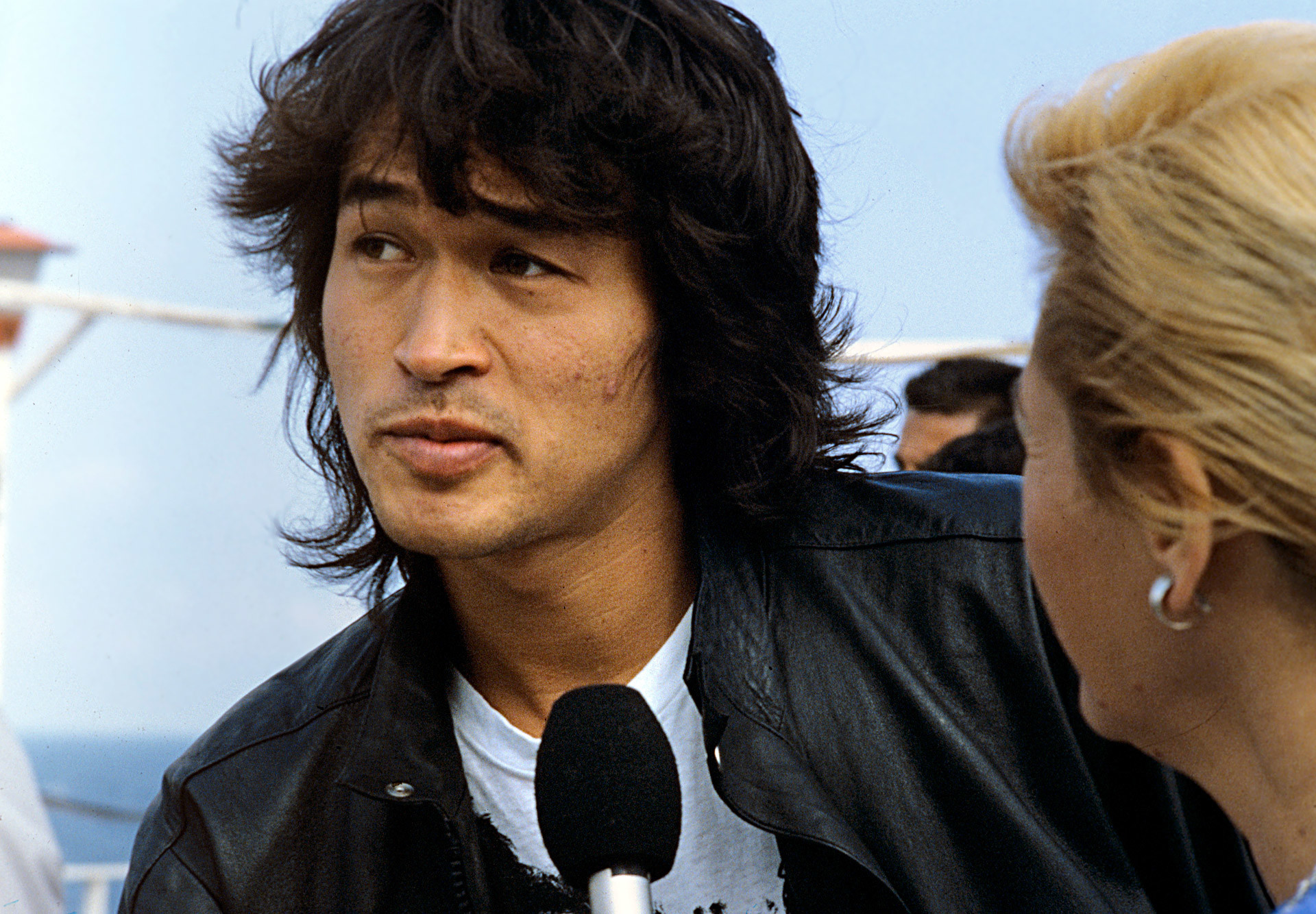Frontman band Kino Viktor Tsoi dalam festival film Golden Duke. 1988.