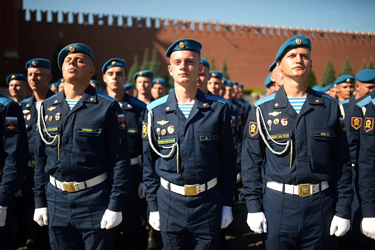 Personel militer selama perayaan Hari Penerjun Payung di Lapangan Merah, Moskow.