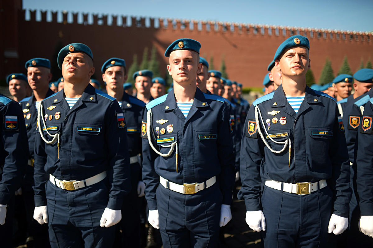 Contingentes militares durante a celebração do Dia dos Paraquedistas na Praça Vermelha, em Moscou.
