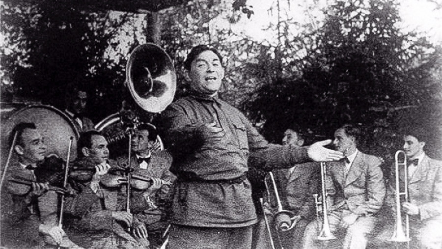 戦線でのウチョーソフの演奏。1942年。