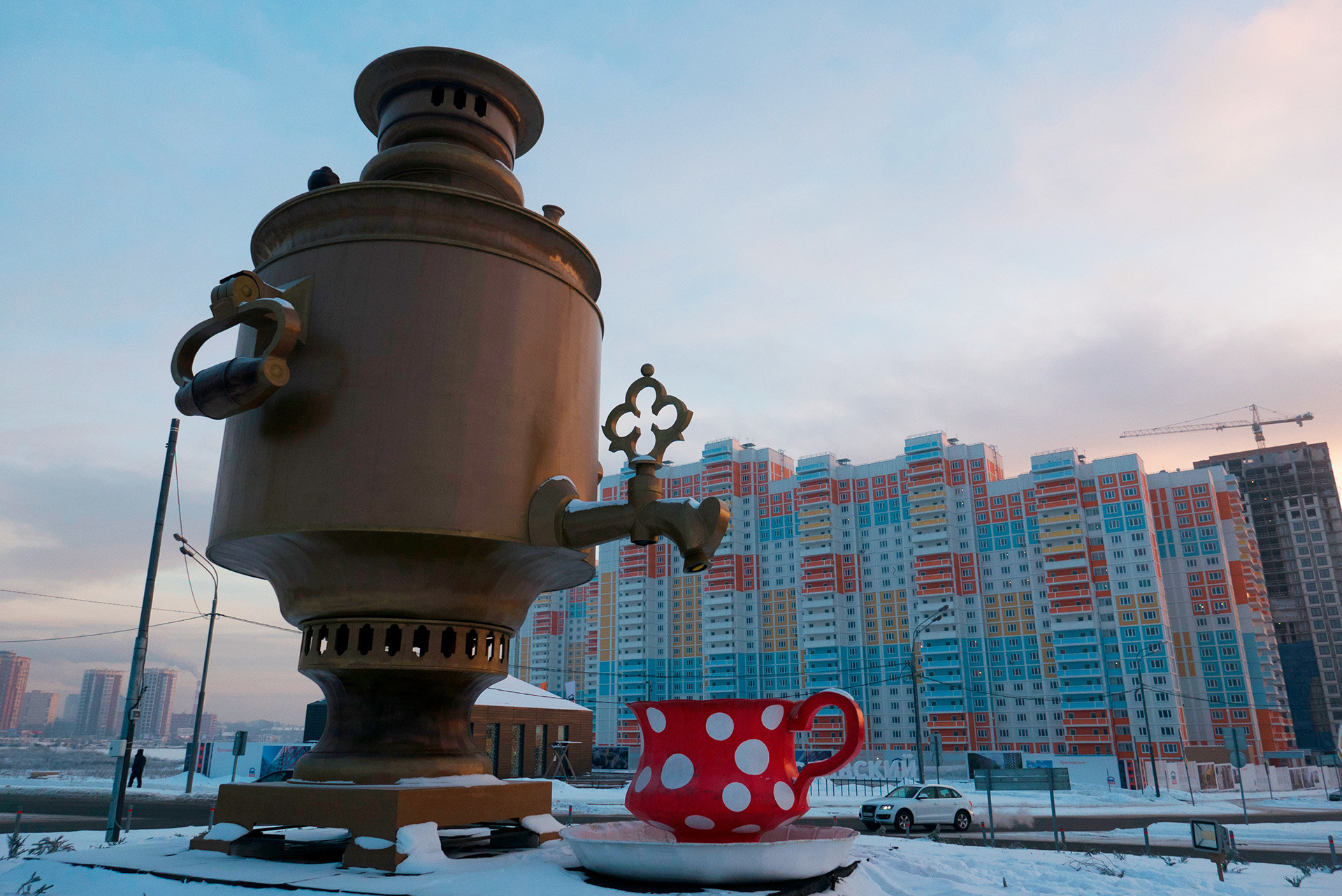 Escultura de samovar de oito metros de altura na cidade de Mitischi, nos arredores de Moscou.