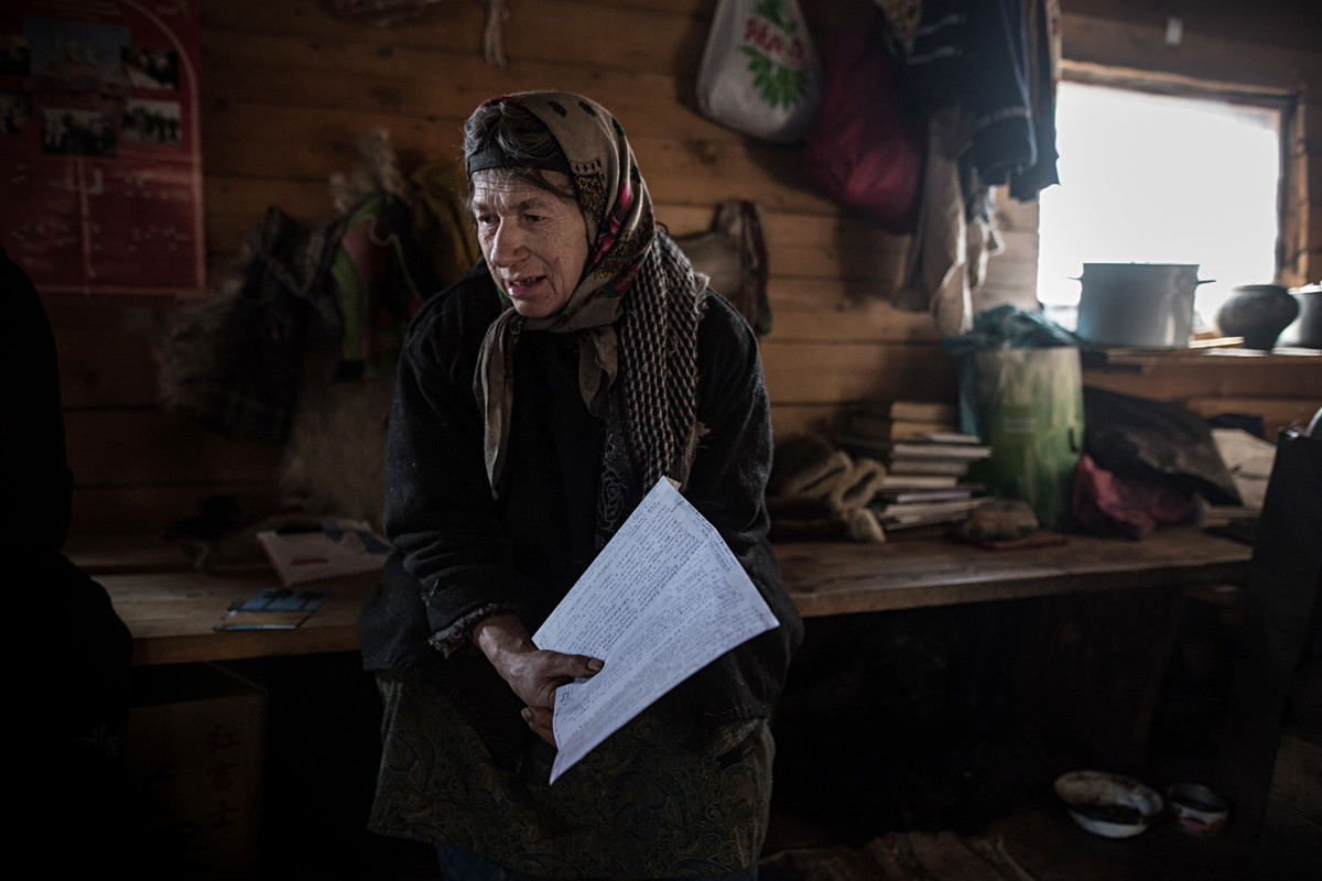 Отшельница Агафья Лыкова читает письмо из Боливии. В начале 1930-х годов староверы Лыковы отправились в таежные леса Саянских гор, проживали в изоляции и были обнаружены советскими геологами в 1978 году.