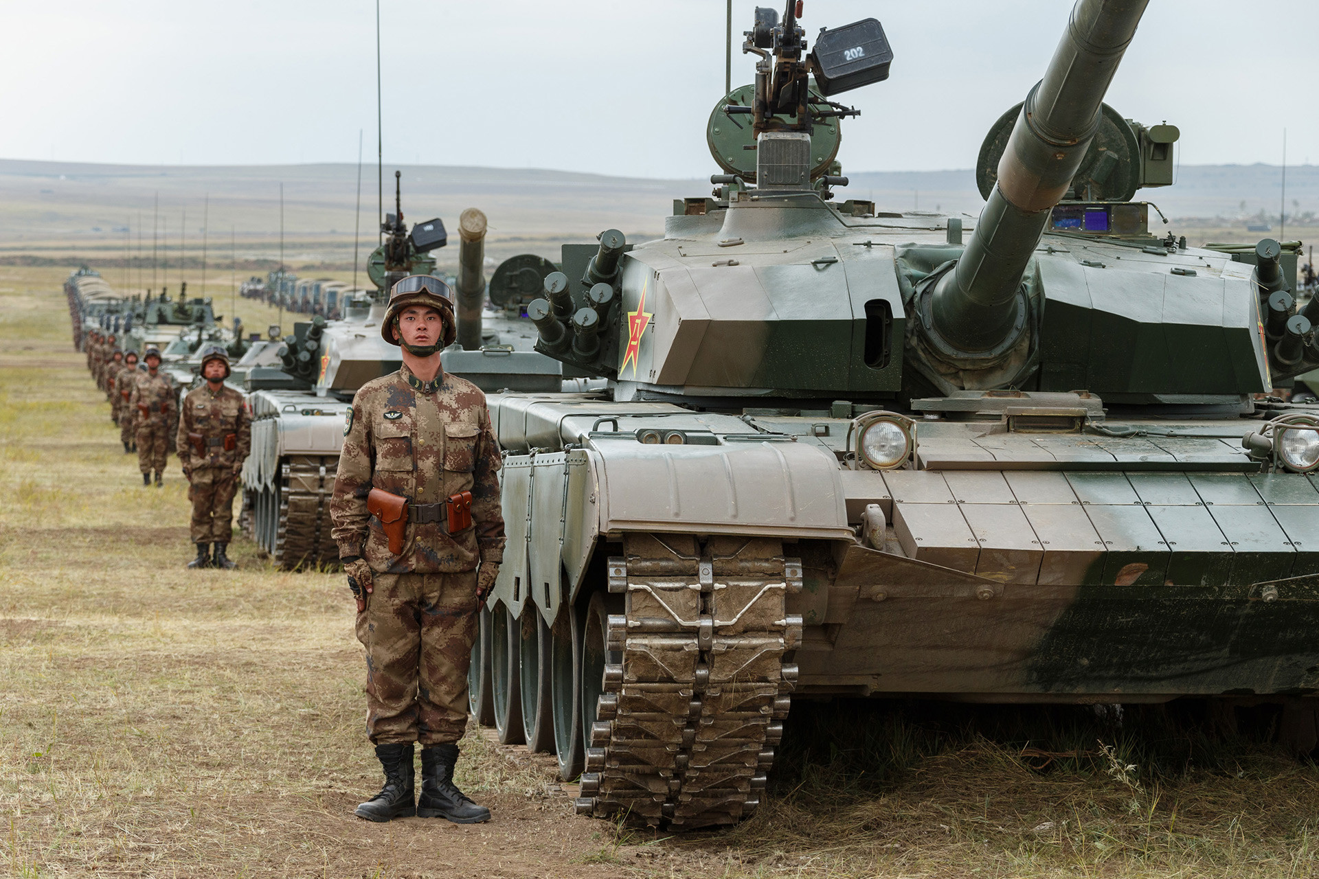 Présent lors des manœuvres militaires sur le polygone de Tsougol, en Transbaïkalie (Sibérie orientale), le char de combat Type 96 (ou ZTZ-96A) évolue au sein de l'Armée populaire de libération chinoise.
