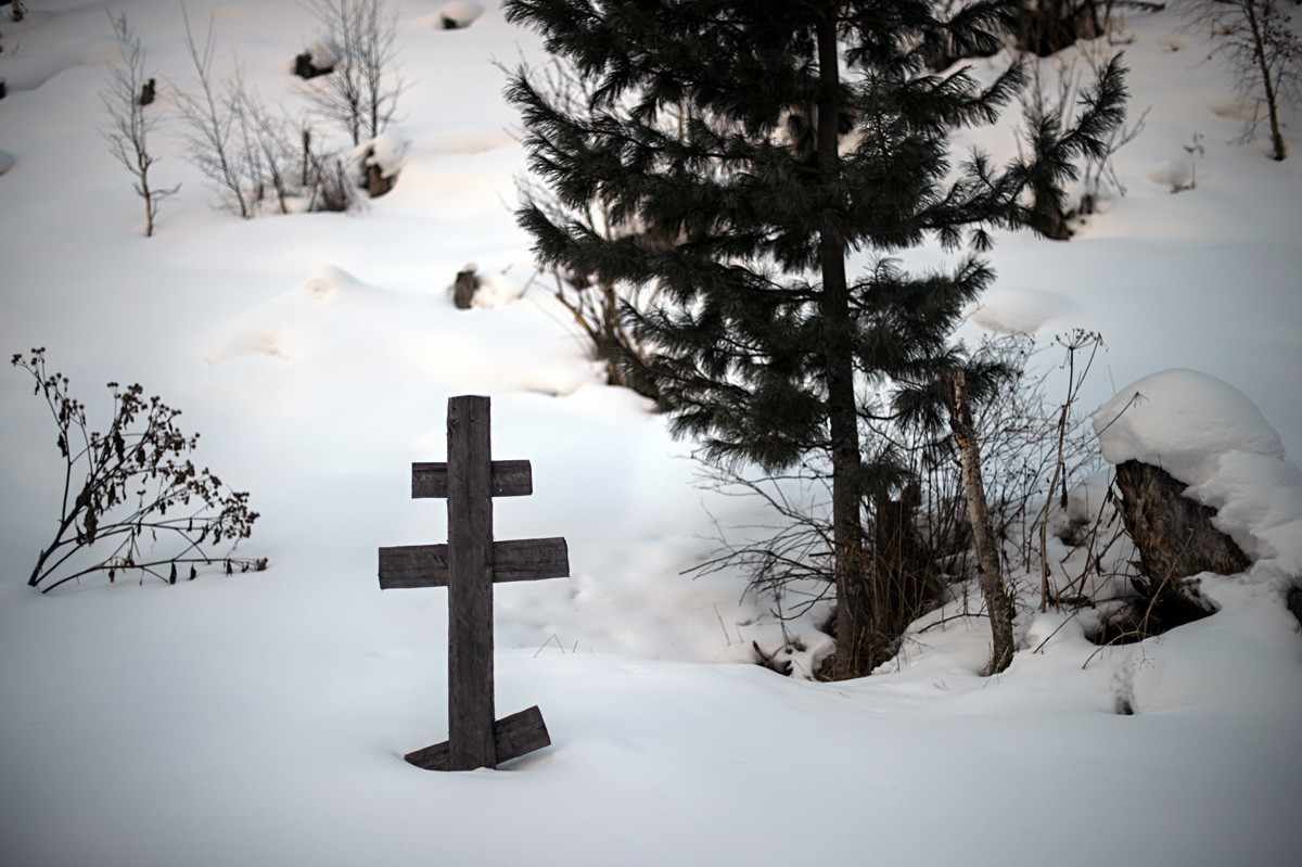 アガフィア・ルイコワの父、カルプ・オシポヴィチ・ルイコフの墓にある十字架。