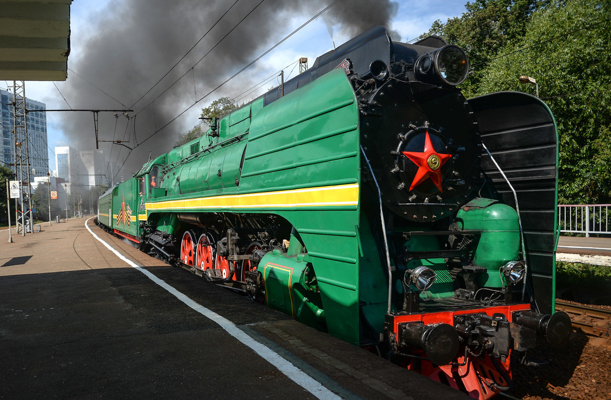  P36-0120蒸気機関車がグラジダンスカヤ・ホームに沿って走っている。「鉄道職員の日」のパレードの時。
