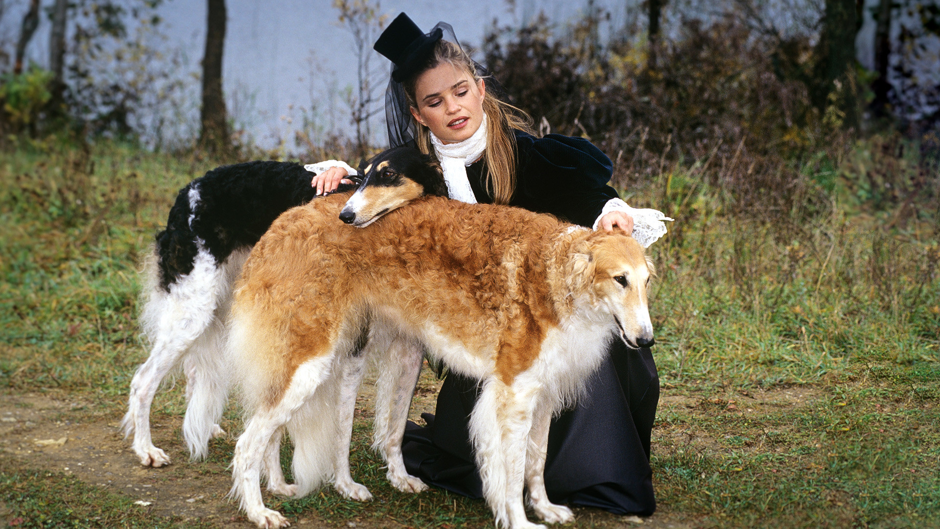 犬を使った大狩猟の参加者。19世紀風にデザインされたドレスはこのイベントのために特別に縫われ、高価である。