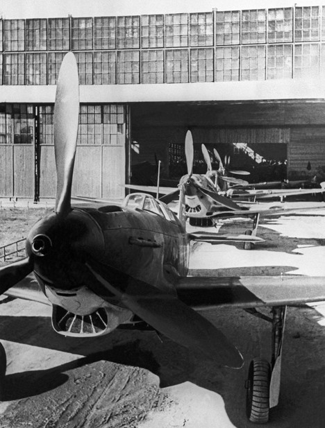 Il-2, parkiran pred tovarno v Samari, 1943. 