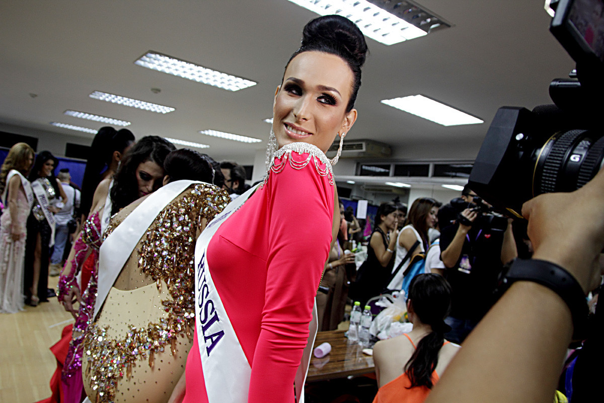 Kontestan Veronika Svetlova dari Rusia mempersiapkan diri di belakang panggung sebelum pertunjukan final kontes kecantikan transgender Miss International Queen 2014 di teater Tiffany's Show di kota Pattaya.