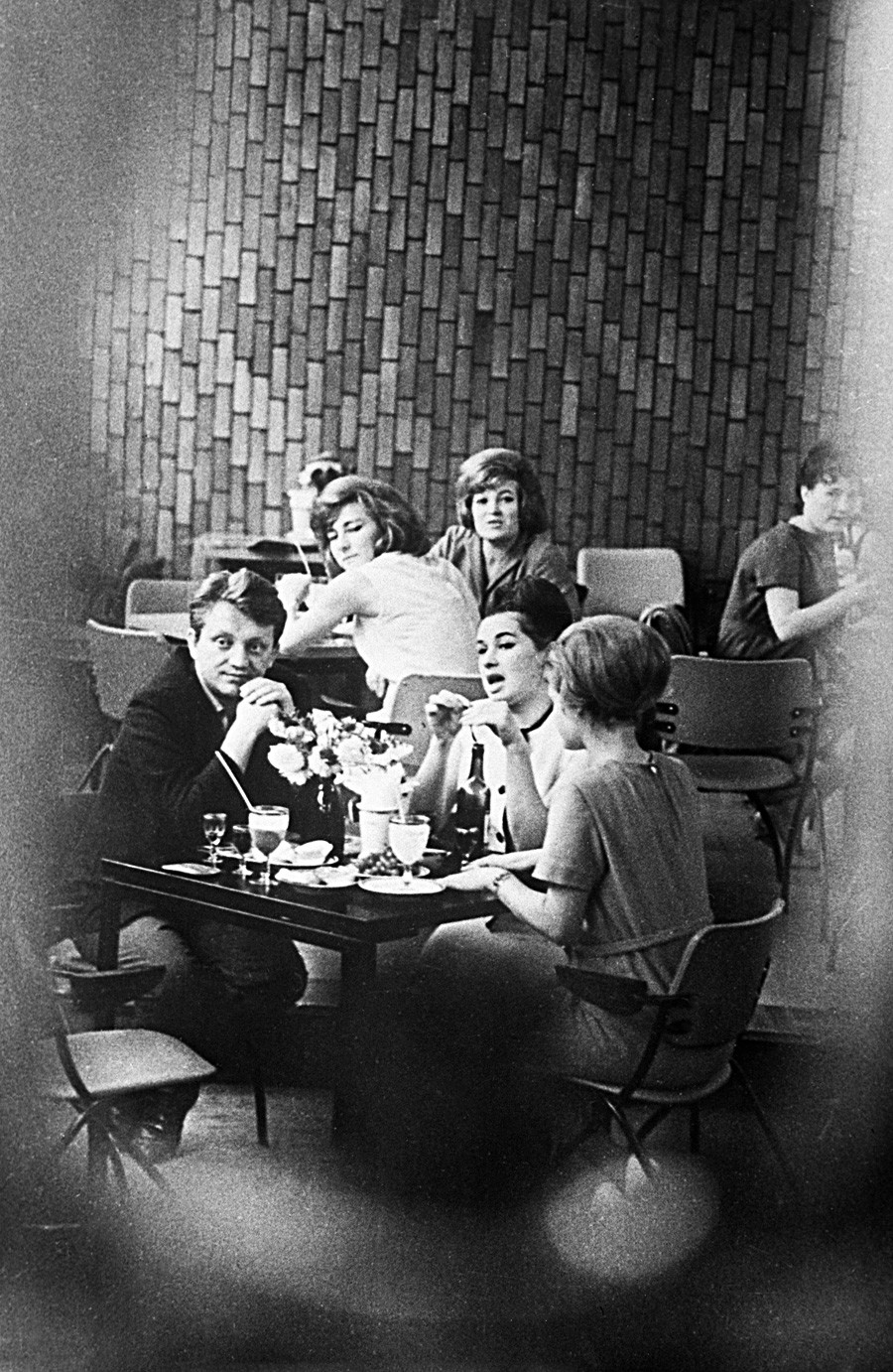 若者のためのコーヒー・ショップ「青い鳥」にて。1964年。