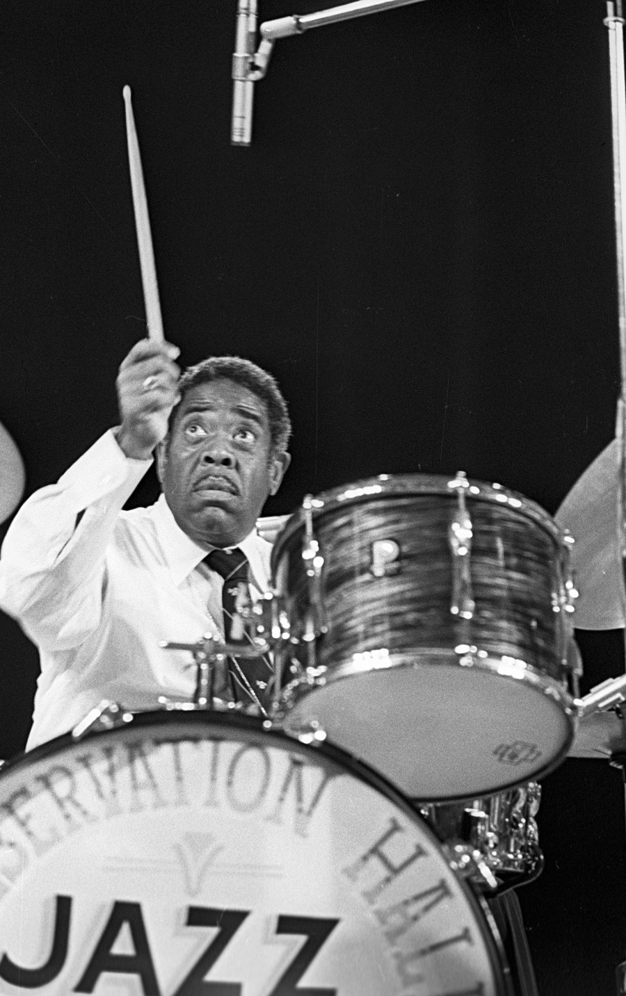 Alonzo Stewart, baterista da New Orleans Jazz Orchestra, em show no Moscow Variety Theater. 1979. 
