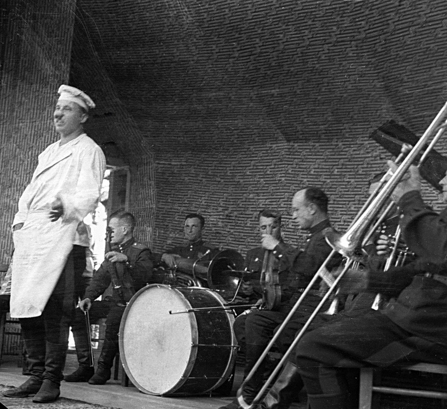 Tanquistas em sua primeira celebração após a vitória sobre Berlim ao som de orquestra de jazz do exército.