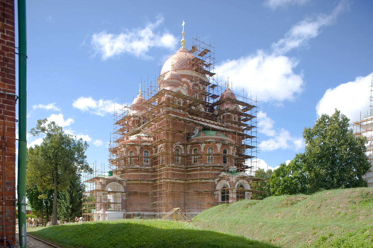Spaso-Borodino Convent. Cathedral of Vladimir Icon, northeast view. Right: 1985 reconstruction of central redan of Bagration Fleche, where General Tuchkov died in battle. August 21, 2012.