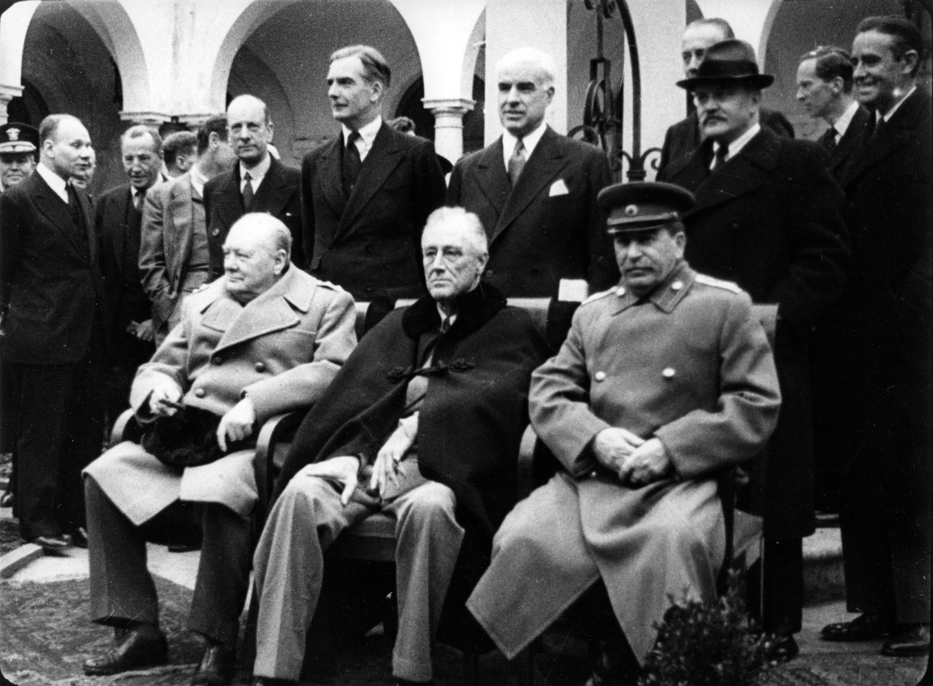 Veliki trije na Jaltski konferenci. Na fotografiji (od desne proti levi): Josip Stalin, Franklin Roosevelt in Winston Churchill.
