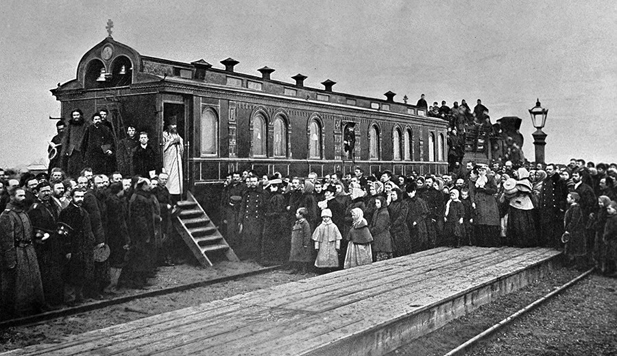 Seorang pendeta memulai kebaktian dekat sebuah kapel kereta di Jalur Kereta Api Siberia Barat. Foto koleksi Anton Chekhov. 1898.