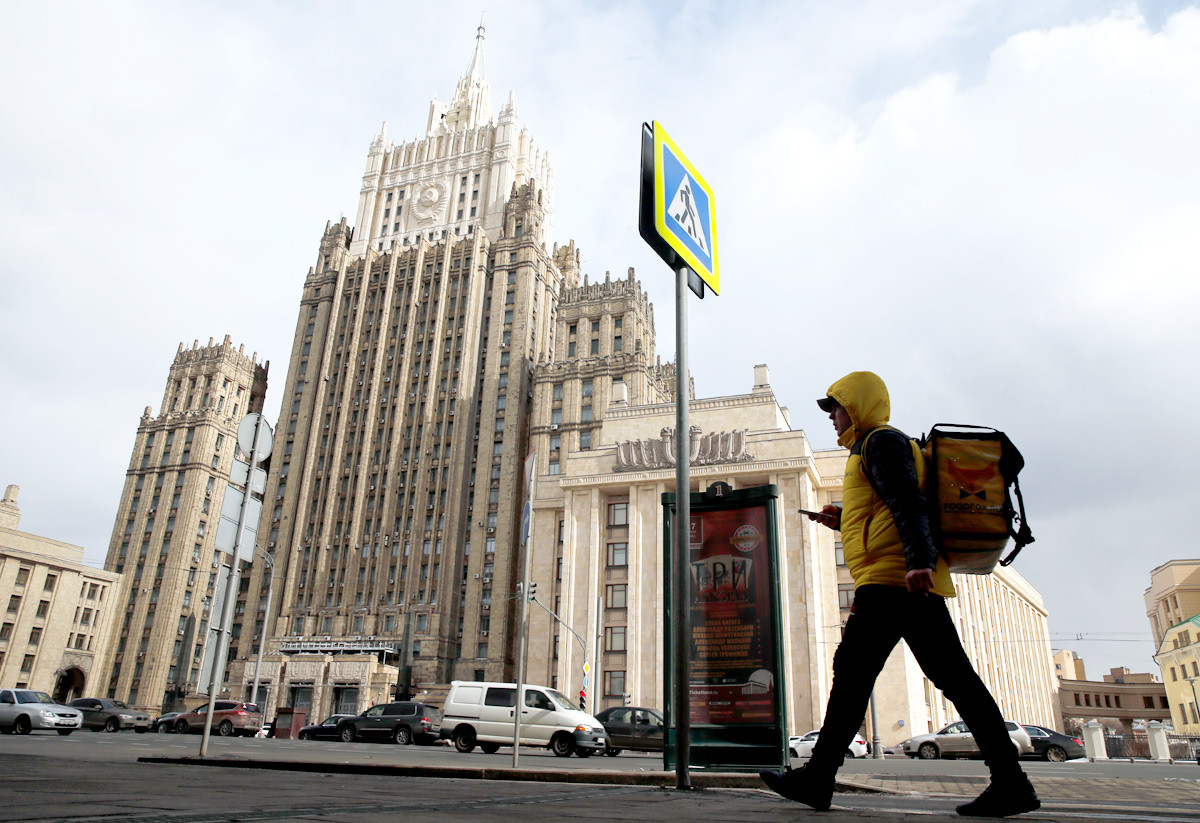 Kurir-dostavljalec hrane hodi mimo ruskega zunanjega ministrstva