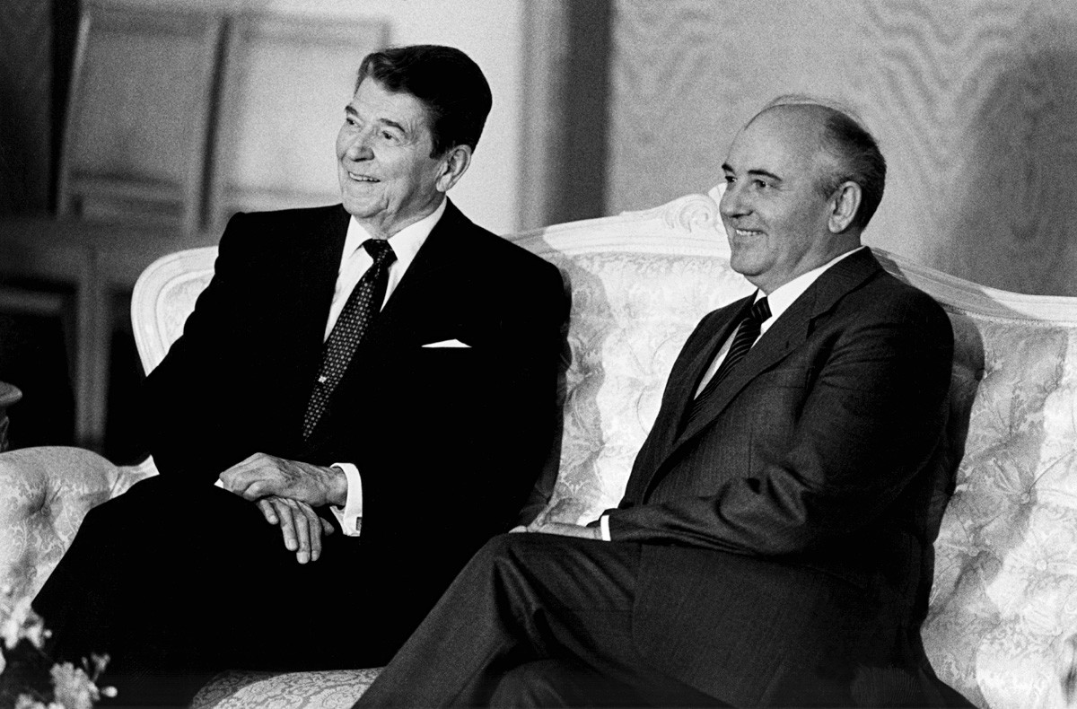 Die Präsidenten der USA und der Sowjetunion beim vierten Gipfeltreffen: Hier unterzeichnen sie den Washingtoner Vertrag über nukleare Mittelstreckensysteme.