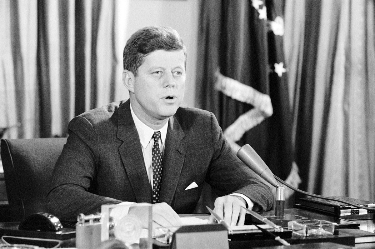 Präsident John F. Kennedy kündigt an, dass die Vereinigten Staaten atmosphärische Tests von Atomwaffen bei Notwendigkeit wieder aufnehmen werden.
