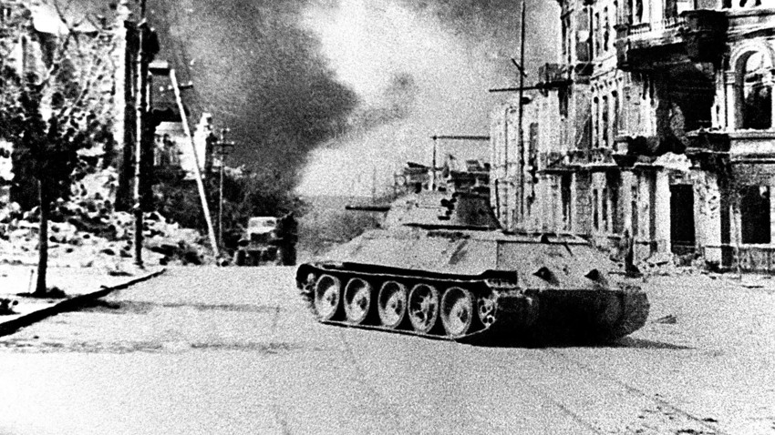 Совјетски тенк Т-34 на улицама Севастопоља после ослобођења од нацистичке окупације у Другом светском рату.
