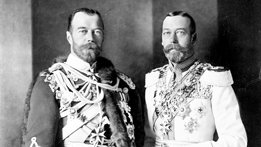 Jurij V. Britanski in Nikolaj II. sta bila bratranca in tudi izgledala precej podobno. Berlin, 1913
