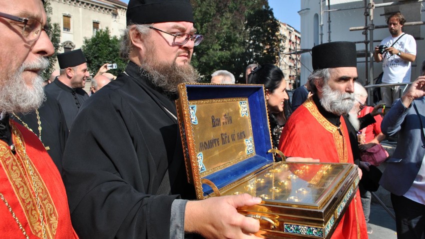 Игуман Спасојаковљевског манастира Августин држи кивот са моштима.