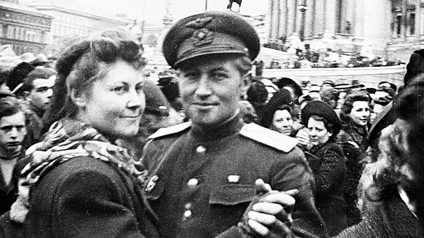 Аустријска жена и совјетски војник плешу у ослобођеном од нациста Бечу