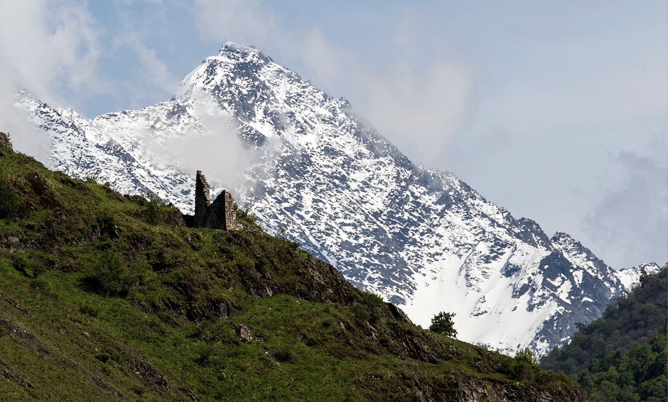 Кавказские горы, вид из заповедника Эрзи, Джейрайский район, Ингушетия.