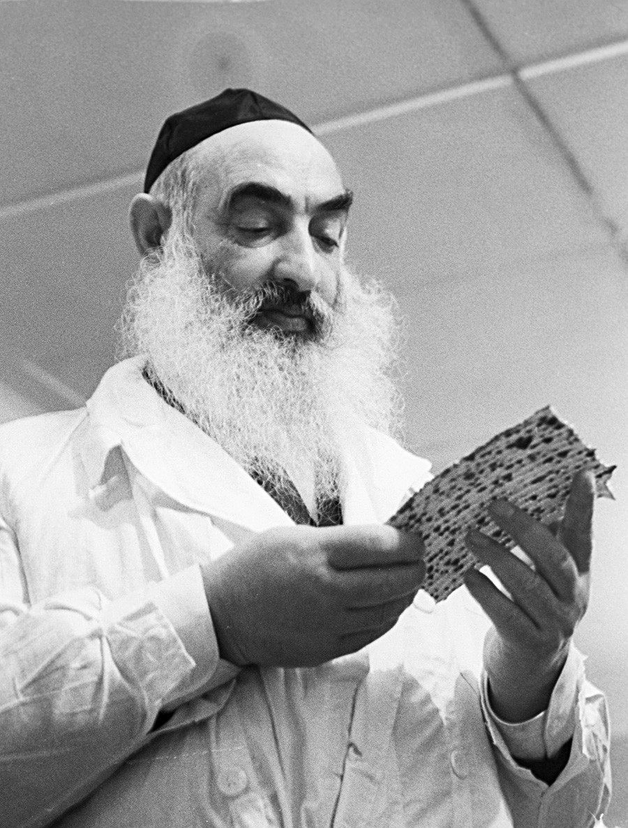 Rabbi Yehuda Leib Levin checking the matzoh industrially produced. 1968, Moscow.