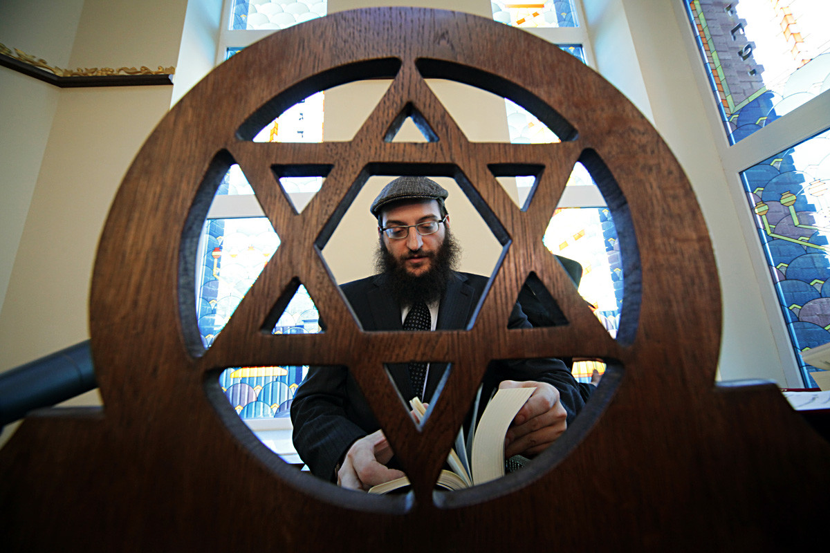 Il rabbino Borukh Gorin nel giorno dell'apertura della sinagoga a Malakhovka, vicino a Mosca, dopo i lavori di restauro