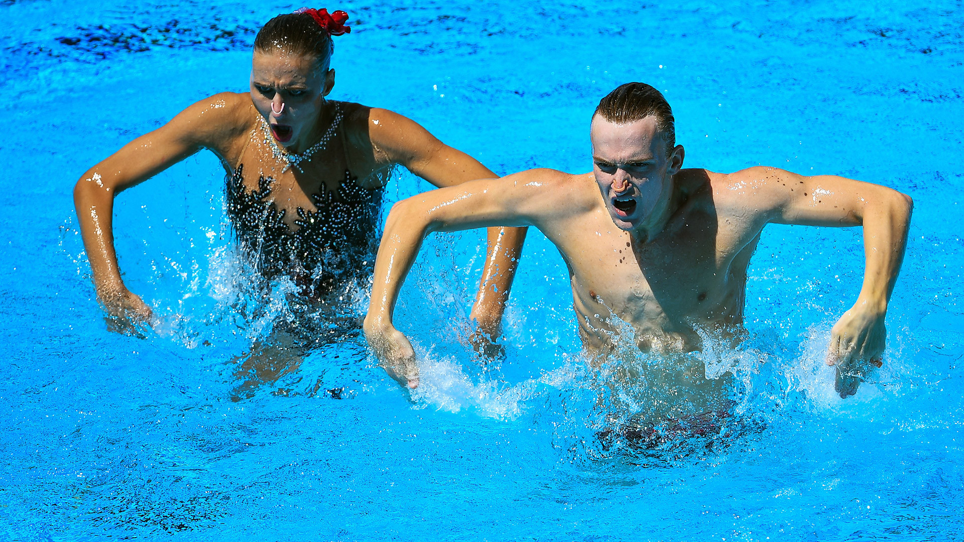 ロシア代表のミハエラ・カランチャとアレクサンドル・マリツェフがテクニック・プログラムを演じる。シンクロナイズドスイミング混合デュエットの試合、ブダペストの世界水泳選手権2017にて。