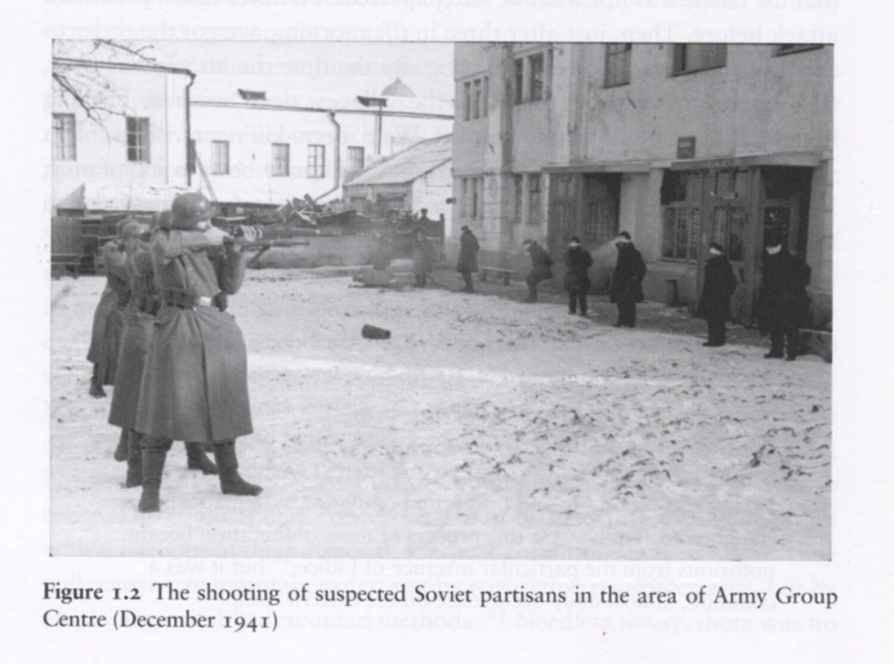 Немачки окупатори стрељају партизане.