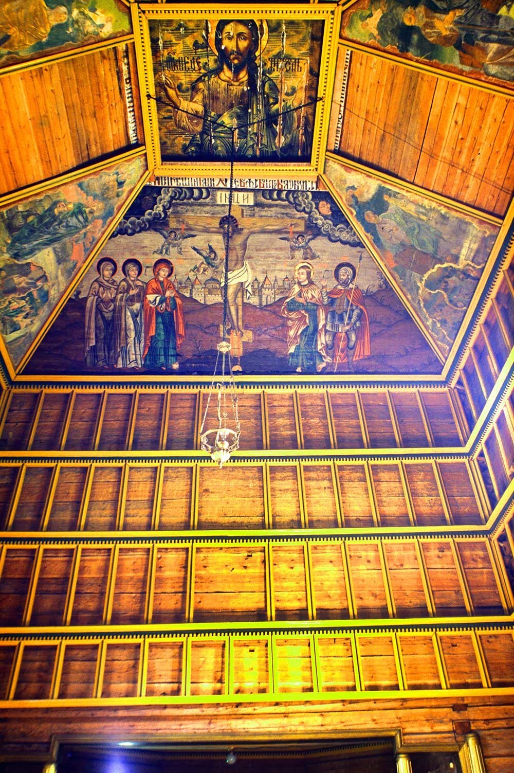 Gereja Nabi Elia, interior. Penampakan timur dengan lukisan langit-langit Kristus dan
 bingkai layar ikon. 23 Juli 1999.