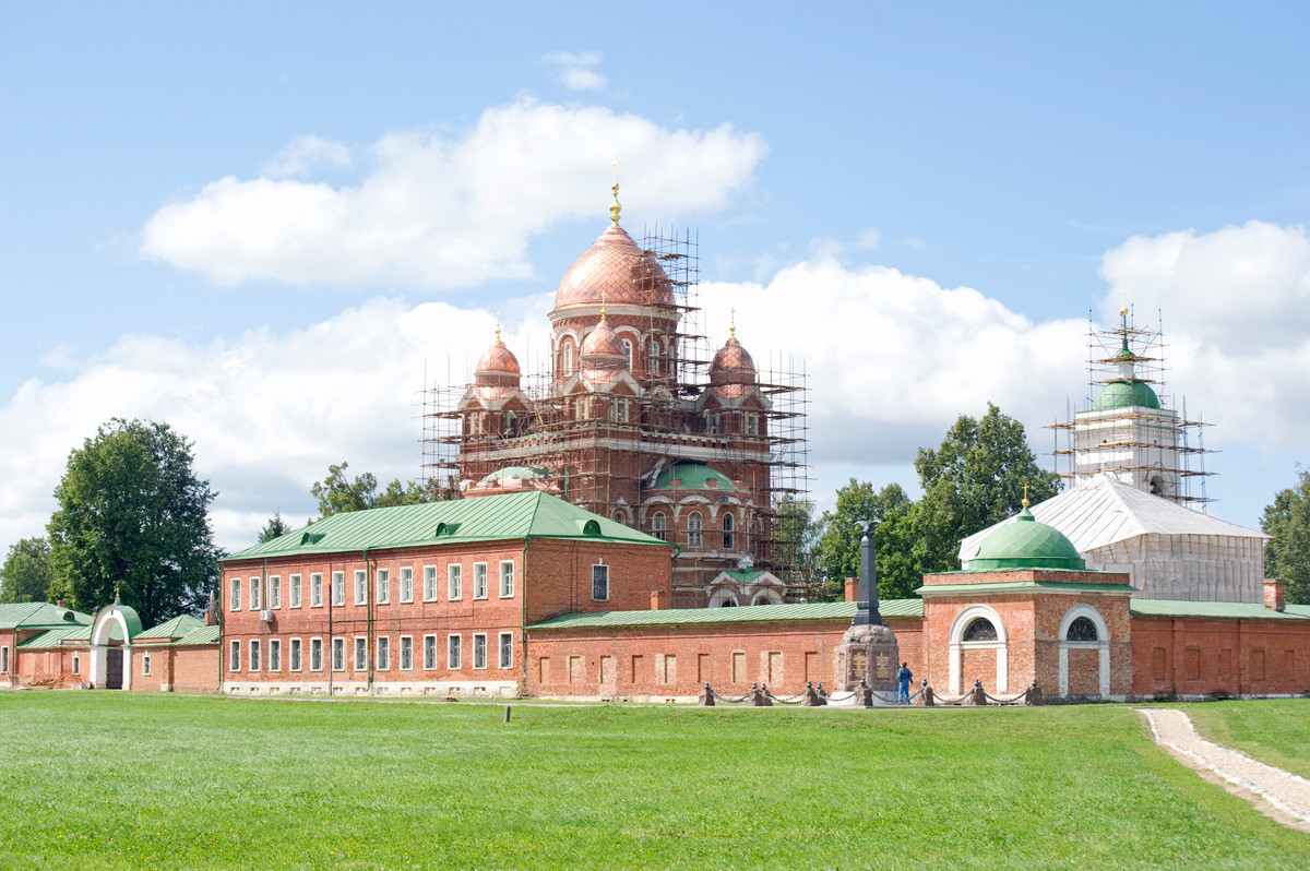 Biara Spaso-Borodino, sudut timur laut. Dari kiri: Biara dan Katedral Ikon Vladimir. Latar depan: Monument untuk Divisi Peluncur Granat Kedua. 21 Agustus 2012.