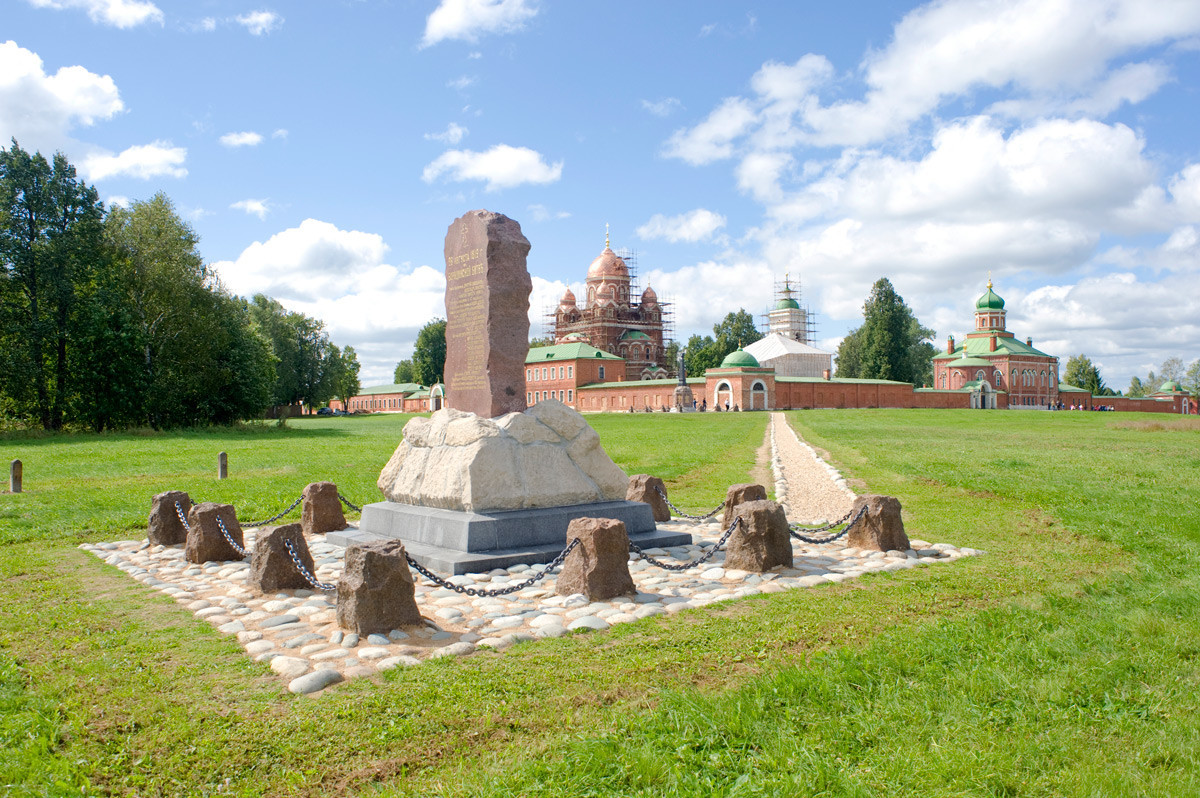 Monumen 1912 untuk Resimen Infantri Murom yang diperintah oleh Jenderal A. A. Tuchkov. Serangan balik Resimen Murom dimulai di sini dan berakhir di lokasi Biara Spaso-Borodino saat ini. 21 Agustus 2012.