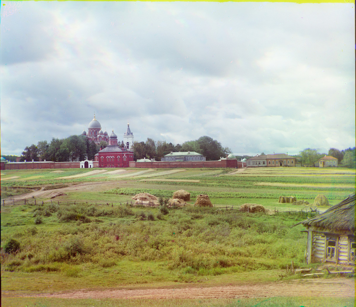 
Biara Spaso-Borodino, penampakan utara. Tembok Utara, Gereja Pemenggalan Yohanes Pembaptis dan Katedral Ikon Vladimir (latar belakang). Musim panas 1911.
