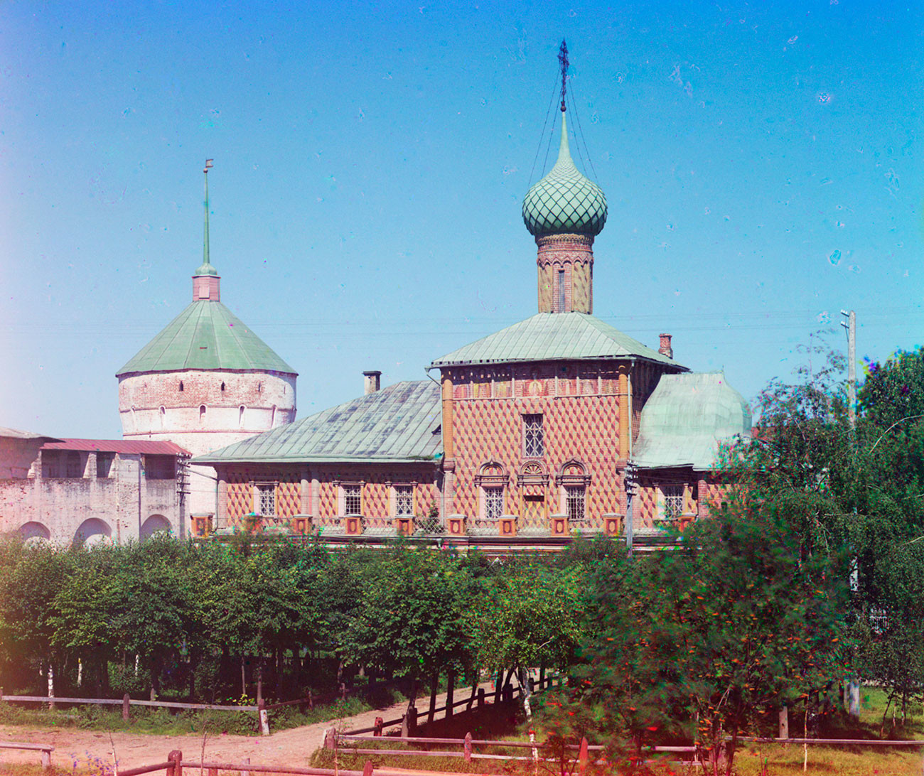 Kremlin de Rostov. Torre de la esquina noroeste e iglesia del Icono de Odighitria, vista sur. 12 de julio de 2012. Verano de 1911.